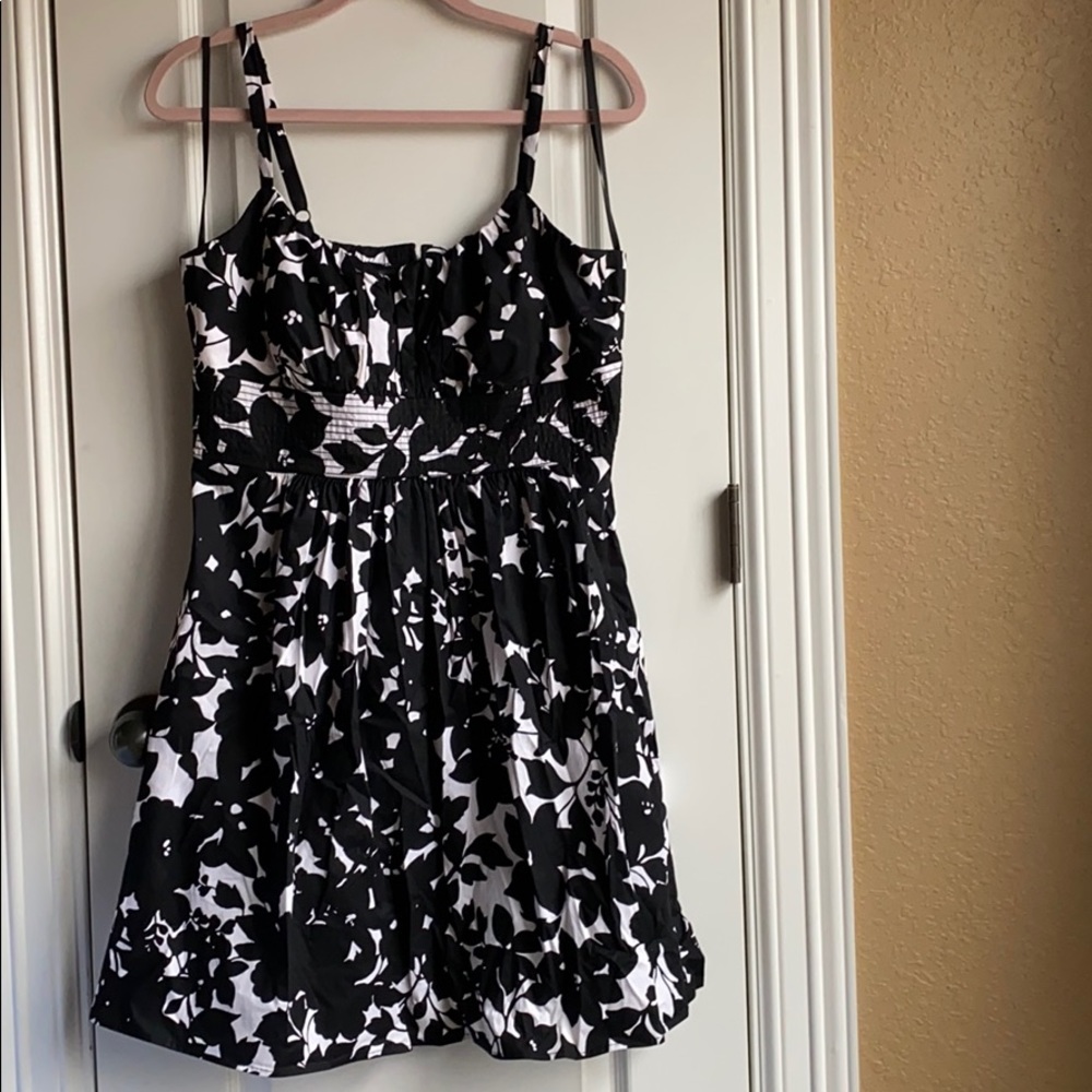 B.Smart Black&White Floral Fit&Flare Dress